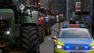Eine Kolonne von Traktoren steht an der Kreuzung zu Radio Bremen.