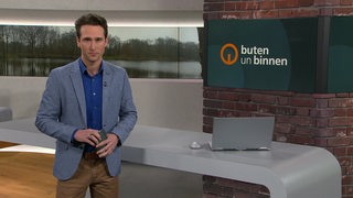 Moderator Janos Kereszti im Studio von buten un binnen.