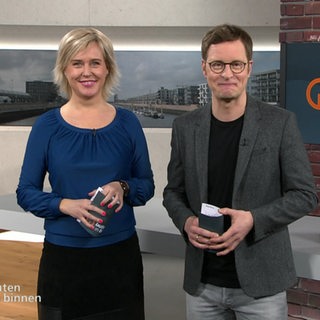 Moderatoren Kirsten Rademacher und Felix Krömer im Studio von buten un binnen.