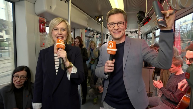 Moderatoren Kirsten Rademacher und Felix Krömer in der Straßenbahn