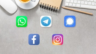 Die Logos von verschiedenen Sozialen Netzwerken vor einem grauen Hintergrund