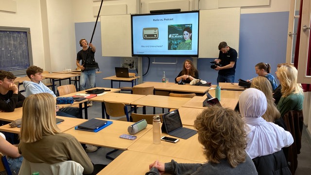 Der Deutsch-Leistungskurs an der Oberschule Findorff spricht mit Larissa Sobral von Bremen NEXT über die Unterschiede von Podcasts und Radio.