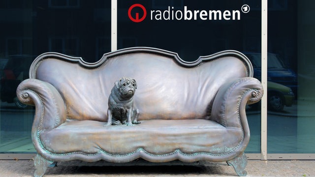 Mops auf dem Loriot-Sofa vor dem Funkhaus Radio Bremen