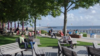 Die Promenade und der Strand von Wyk auf Foehr. 