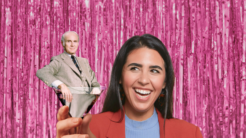 Collage: Ariana Barborie sitzt lachend vor einem Vorhang aus Lametta und hält ein Sektglas in der Hand, in dem Loriot sitzt.