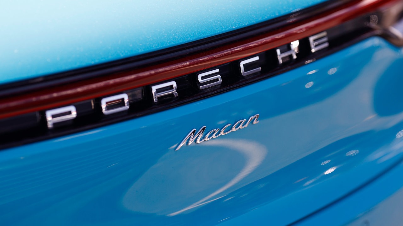 Ein blauer Porsche Macan ist auf dem Bild zu sehen