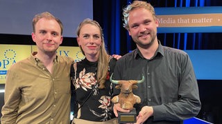 Preisträger Jakob Schmidt und Jannis Funk mit Redakteurin Nadine Niemann
