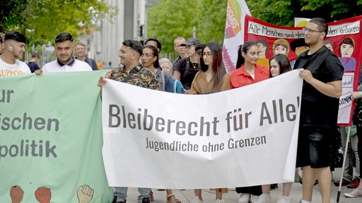 Berlin: Demonstranten fordern am Rande der Innenministerkonferenz ein Bleiberecht für alle.
