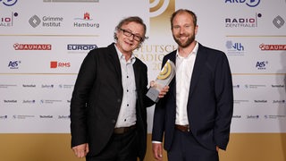Jens Schellhass und Tobias Nagorny halten den Radiopreis