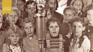 Singende Mädchen eines Waisenhaus in den Nachkriegsjahren.