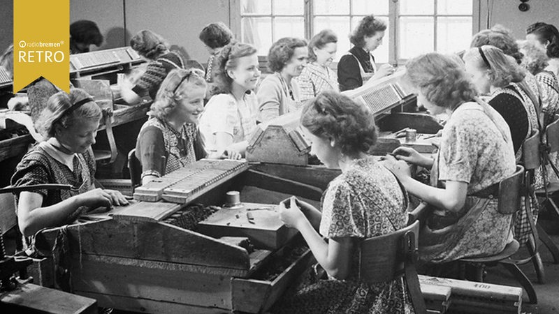 Frauen beim Rollen von Zigarren in einer Zigarrenfabrik 1952