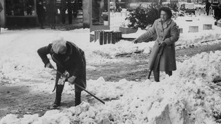 Bürger beim schneeschippen im Extremwinter 1978/79