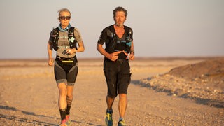 Tanja Schönenborn und Rafael Fuchsgruber laufen in der Wüste