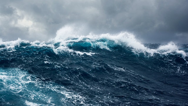 Eine Welle in einem stürmischen Meer