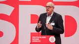 Bovenschulte steht am Rednerpult