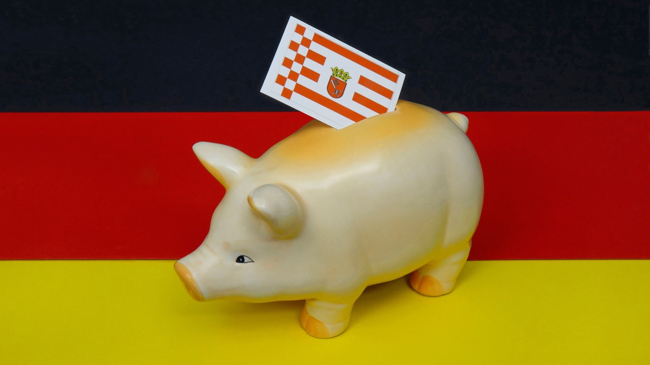 Auf einer Deutschlandfahne steht ein Sparschwein mit dem Landeswappen von Bremen.