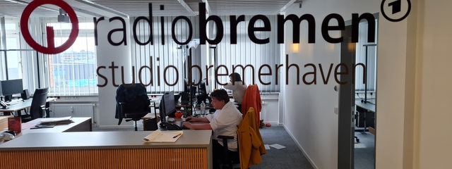 Gläserne Eingangstür zum Studio Bremerhaven