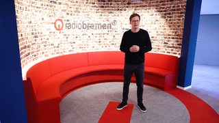 Felix Krömer steht im neuen Radio Bremen Studio in Bremerhaven