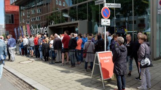Besucher beim Tag der offenen Tür bei Radio Bremen