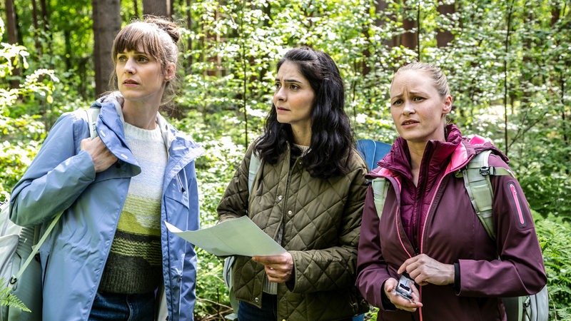 Drei Frauen haben sich verirrt und stehen ratlos im Wald.
