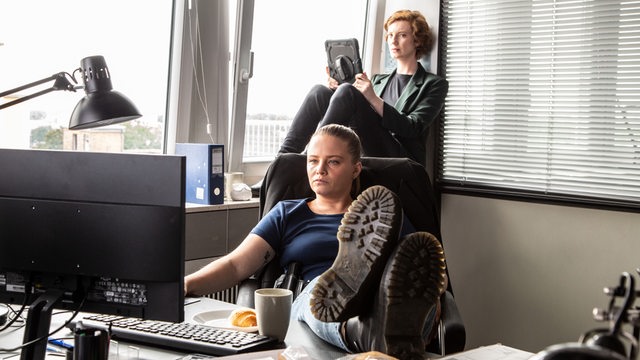 Die Ermittlerinnen Liv Moormann (Jasna Fritzi Bauer) und Linda Selb (Luise Wolfram) sitzen im Büro und gucken auf Monitore.