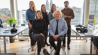 Bei den Dreharbeiten in Bremen für "Tatort: Aus dem Blick" (AT): stehend v.l.n.r. Katharina Wagner, Jasna Fritzi Bauer, Lina Kokaly, Martin Ludwig und sitzend v.l.n.r. Franziska Margarete Hoenisch, Julian Greis.