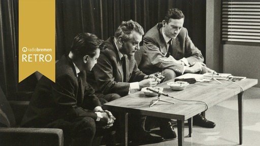 Pressekonferenz mit dem systemkritischen Autor Ladislav Mnacko (mitte) nebst Dolmetscher (links) und Dr. Harry Pross, Chefredakteur Radio Bremen (rechts).