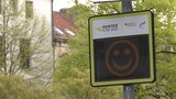 Eine Verkehrstafel zeigt einen Smiley.
