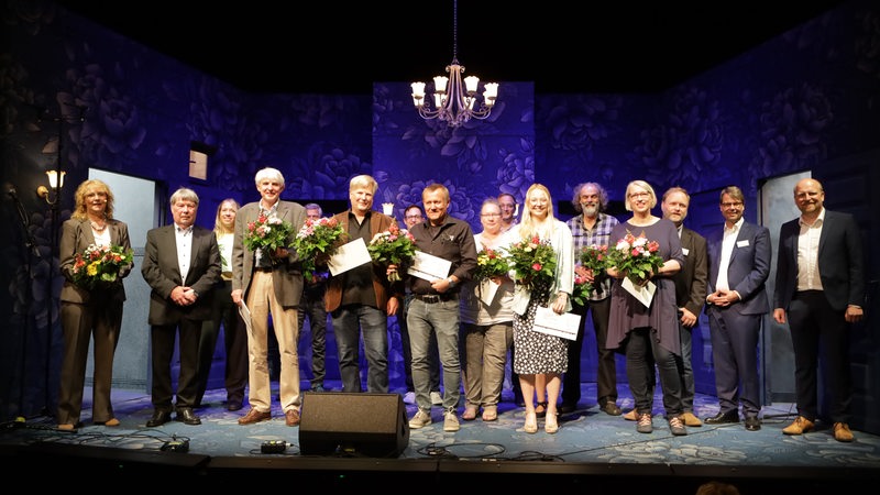 Gruppenfoto der Gewinnerinnen und Gewinner des Plattdeutschen Schreibwettbewerbs "Vertell doch mal"