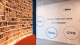 Auf einer Wand steht Vielfalt hören und sehen mit den verschiedenen Logos von Radio Bremen