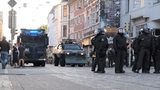 Polizisten stehen an der Sielwall-Kreuzung.