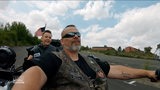 Ein Biker sitzt auf einem Trike