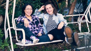 Shia Su und Jessica Liedtke sitzen in einer Hollywood-Schaukel