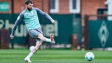 Oliver Burke schießt im Training auf das Tor.