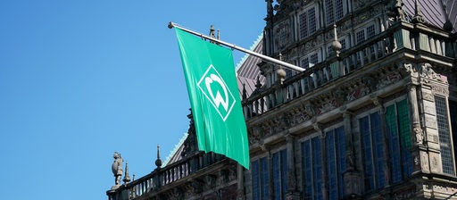 Werder-Fahne hängt am a Bremer Rathaus-Balkon (Archivbild)