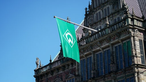 Werder-Fahne hängt am a Bremer Rathaus-Balkon (Archivbild)