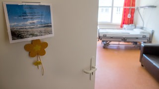 Ein leeres Krankenbett steht in einem Patientenzimmer im Palliativ-Zentrum in der Helios Klinik. 