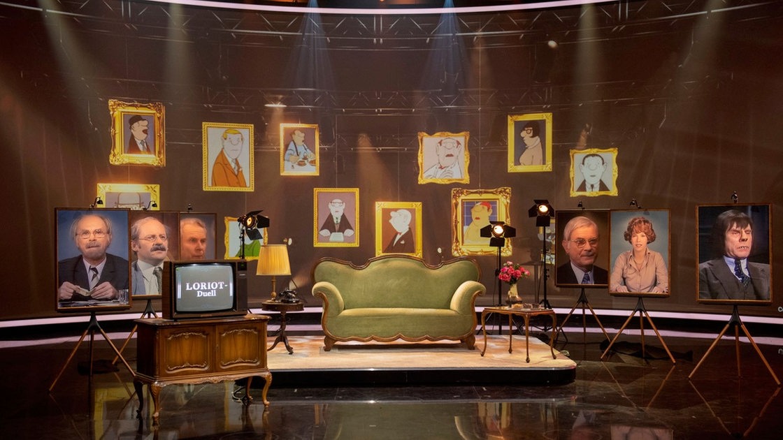Das Loriot-Sofa in einer Fernseh-Kulisse bei der Show "Klein gegen Groß"