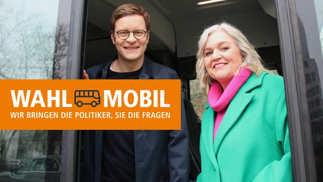 Felix Krömer und Anja Görz am Wahlbus